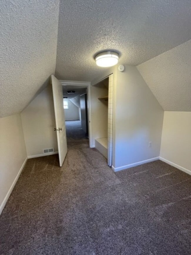 Building Photo - 3 Bedroom/ 1 Bathroom downtown home!