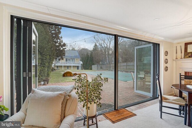 Building Photo - 7153 Main St