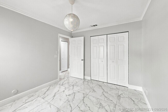 Building Photo - 372 W Riverbend Dr