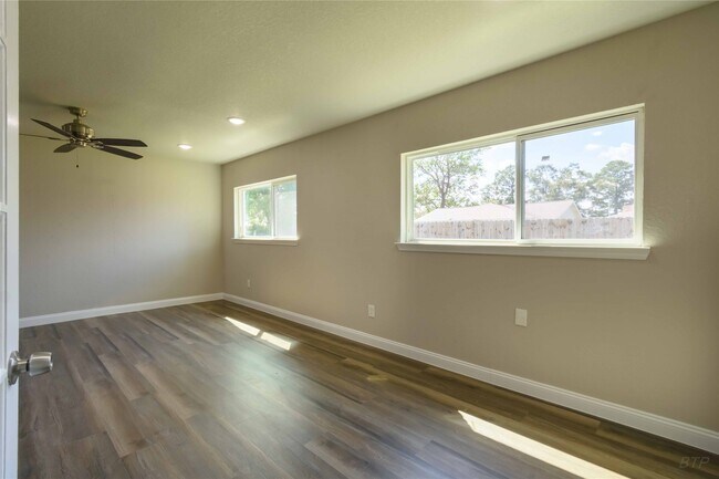 Building Photo - 8703 Valley Ledge Dr