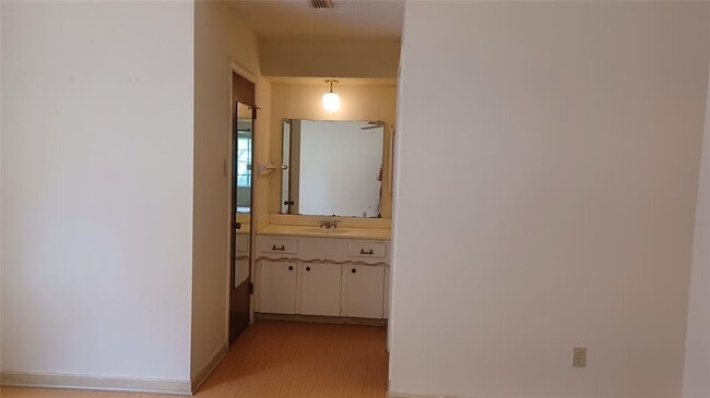 Building Photo - 9115 Sharpview Dr