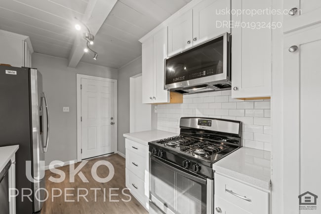 Building Photo - "Charming 3-Bed with Full Bath in Sacramento – Cozy 1093 Sq Ft Home Awaits!"