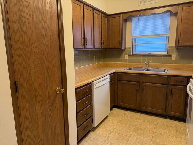 Building Photo - 2205 Warwick St