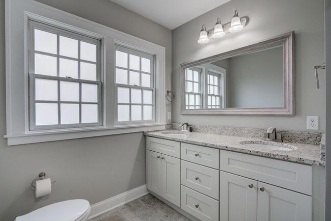 Building Photo - 2056 Summit Ave