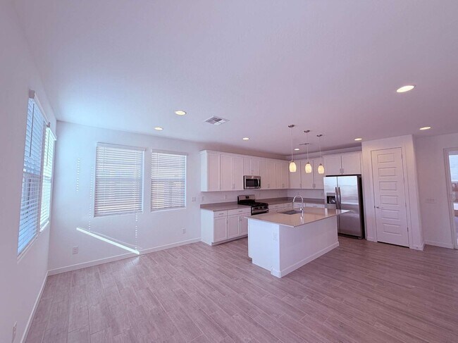 Building Photo - 10126 E Ulysses Ave