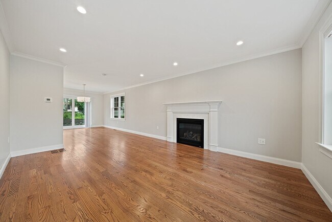 Building Photo - 15 Lakeview Ave