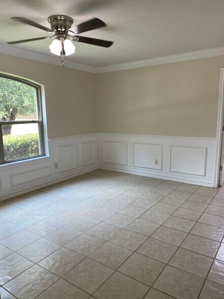 Building Photo - 6014 Castle Oaks