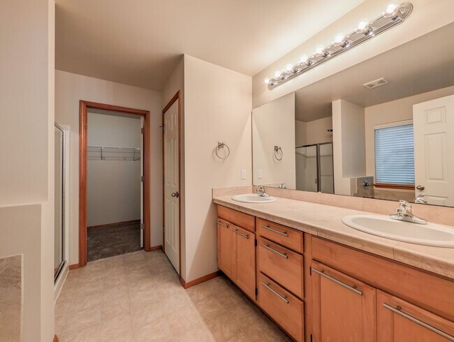 Building Photo - Move in ready 4 bed, 2.5 bath home W/ New Paint & Carpet!