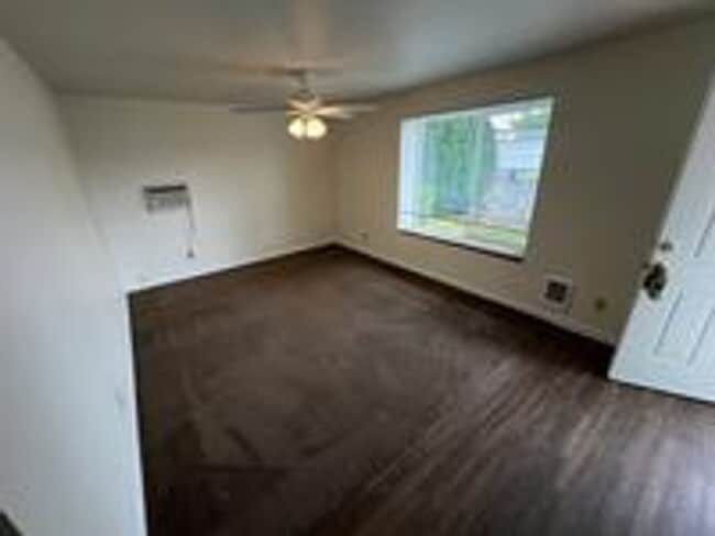 Building Photo - Charming Pet Friendly 2 Bedroom Duplex With Fenced Yard In Quiet Neighborhood!