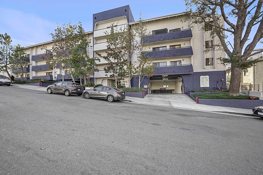 Building Photo - 10982 Roebling Ave