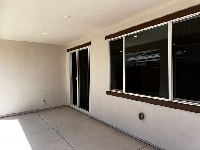 Building Photo - Beautiful 4 bedroom new home in Sierra wes...