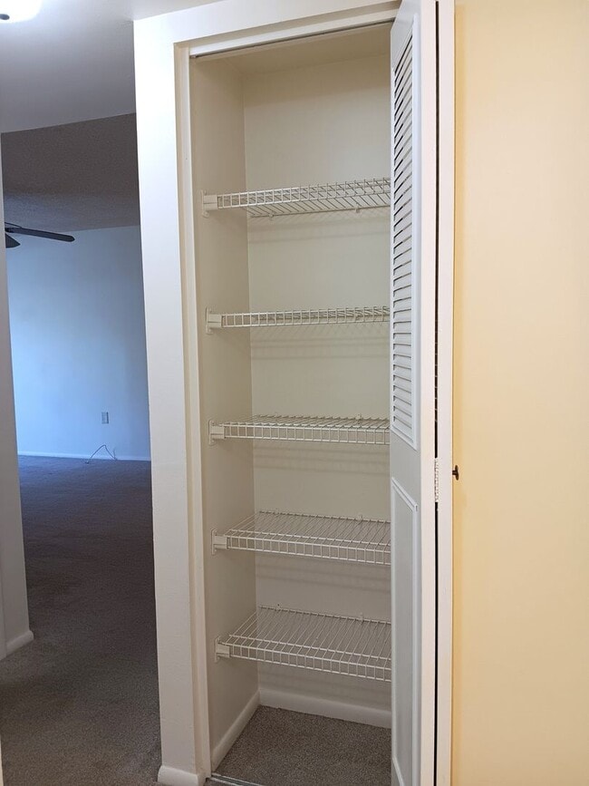 Building Photo - Nice, clean, one-bedroom ground floor unit