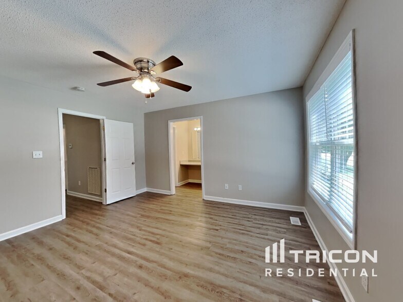 Building Photo - 2112 McKinnon Dr