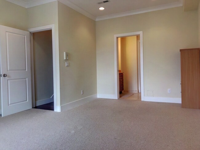 Building Photo - Tri-Level 3 Bed, 3 Bath Bernal Heights Tow...