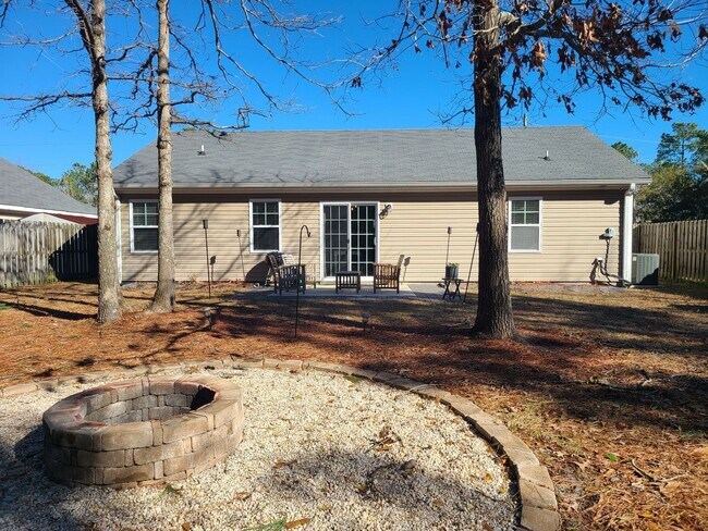 Building Photo - 3 Bedroom, 2 bath home located in The Land...