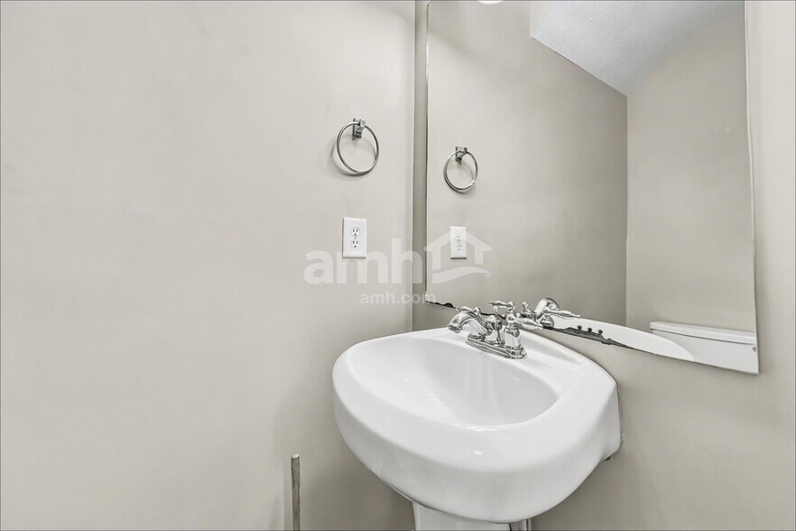 Building Photo - 2053 Leefield Dr