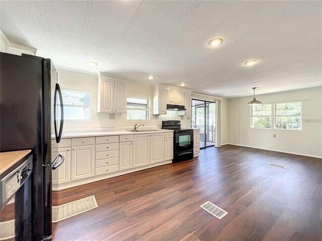 Building Photo - 831 Wolf Trail