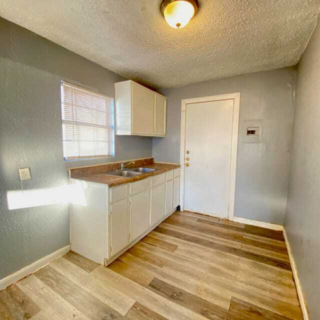 Building Photo - 806 N Detroit Ave