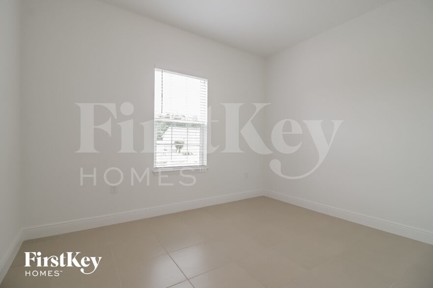 Building Photo - 653 Parakeet Ct