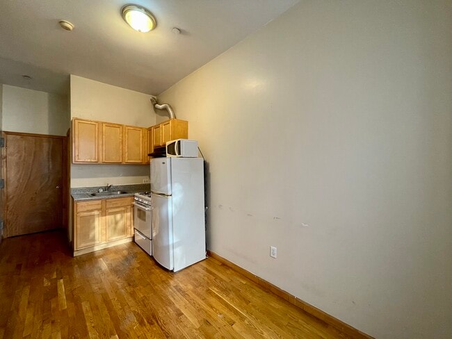 Building Photo - 133 E 110th St