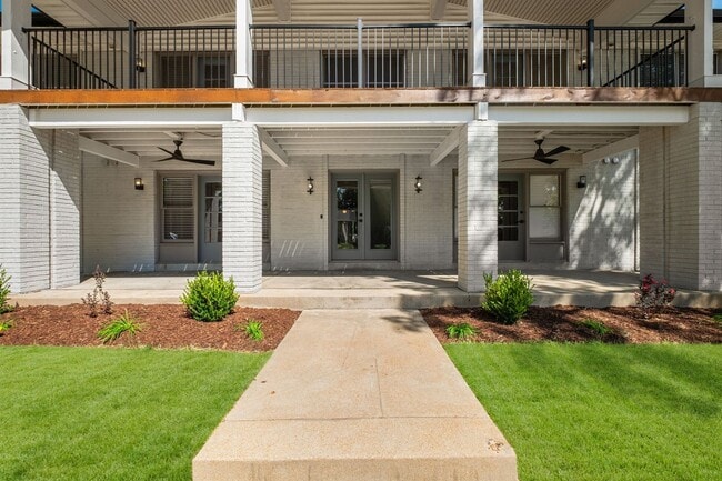 Building Photo - 621 Broadmoor Dr