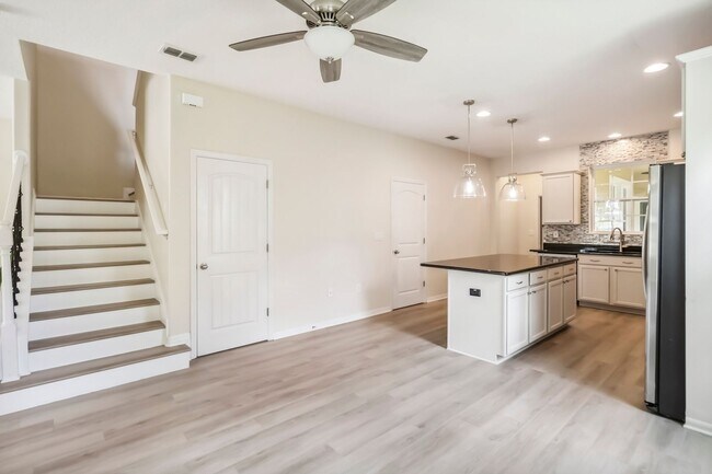 Building Photo - Beautiful 4/2.5 Townhome for Rent in Harmo...