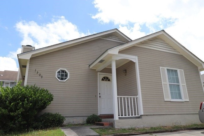 Building Photo - Cozy Retreat: Charming 3-Bedroom Home with Cul-de-Sac Location in Valdosta, GA