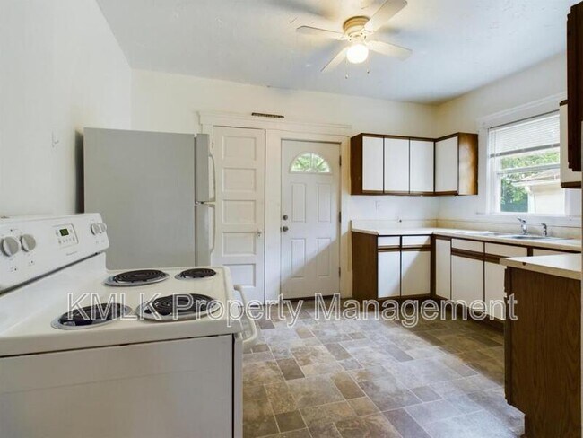 Building Photo - 695 Kling St