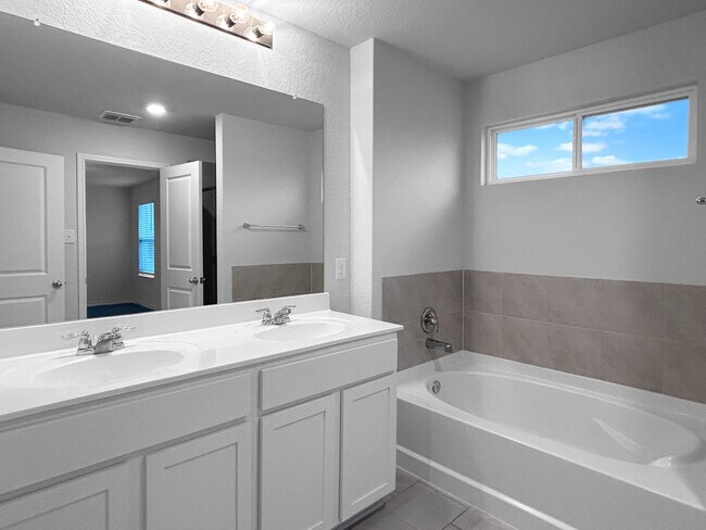 Building Photo - Spacious One Story Home Near Government Canyon