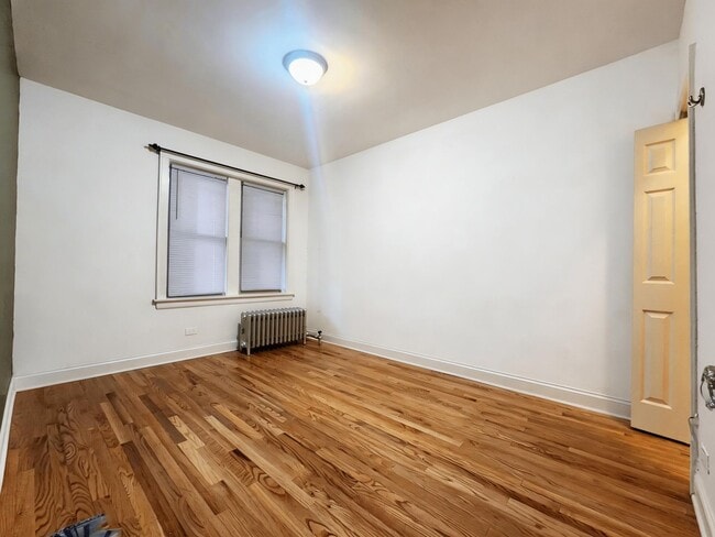 Building Photo - Spacious 2bed/1bath With Vintage Touches and Updated Kitchen