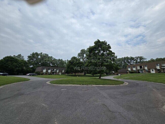 Building Photo - 17 Stenwick Dr