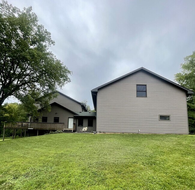 Building Photo - Spacious country Home on 13 acres