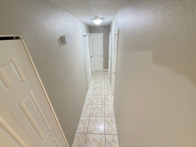 Building Photo - Charming 3 Bd/1 Ba Home with Spacious Backyard & Prime Location!