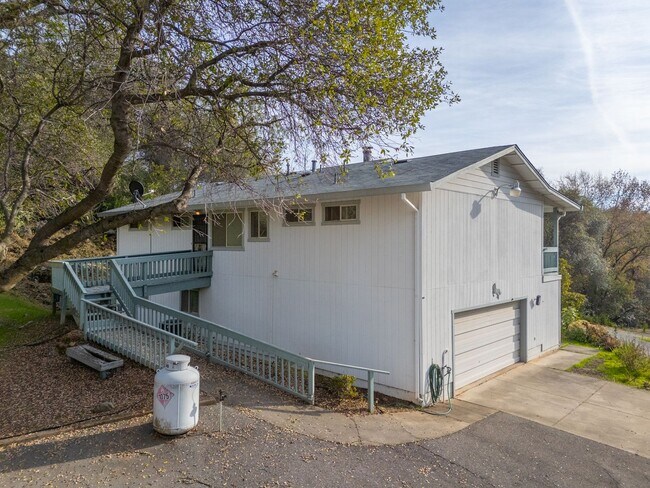 Building Photo - 61 Wattles Way