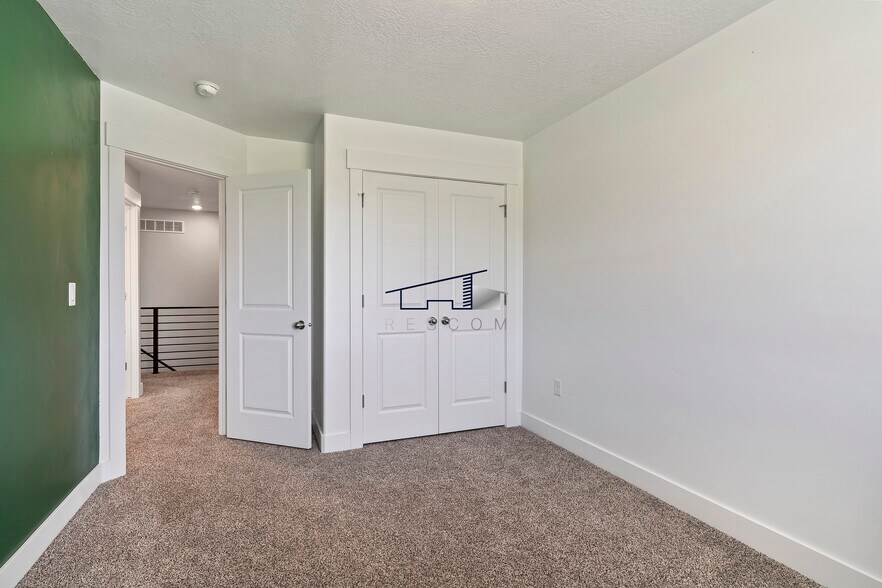Building Photo - 6471 S Aspen Ln
