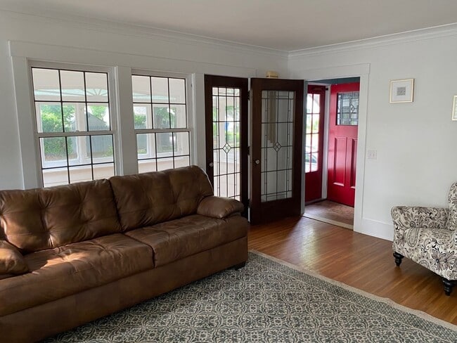 Building Photo - (STUDENT HOUSING) Stunning 5 bedroom, 1 Of...