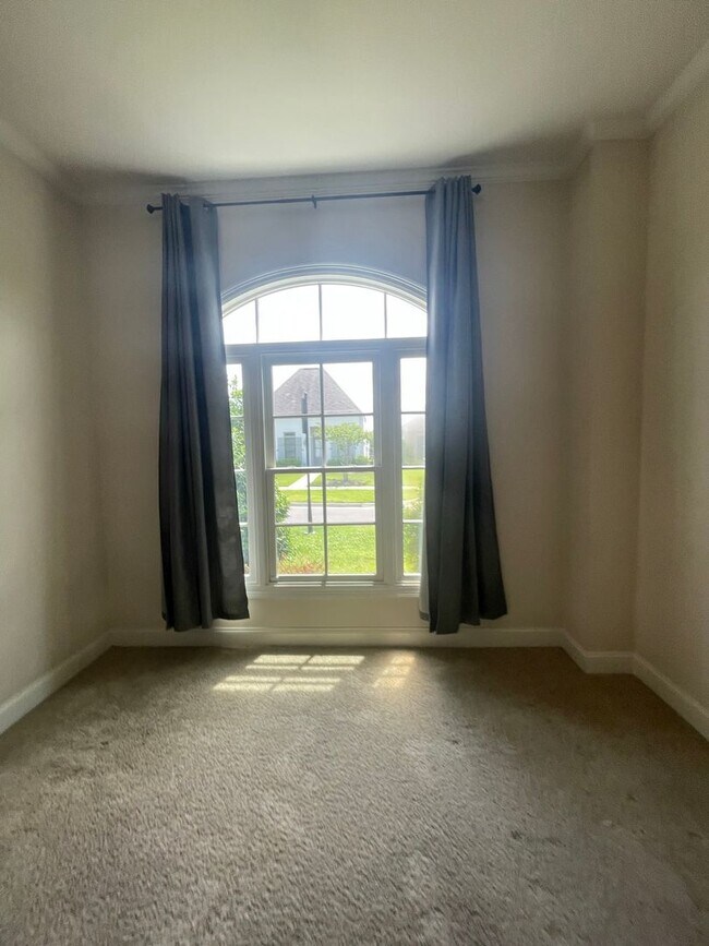 Building Photo - 3 Bedroom House off Nicholson with Community Pool