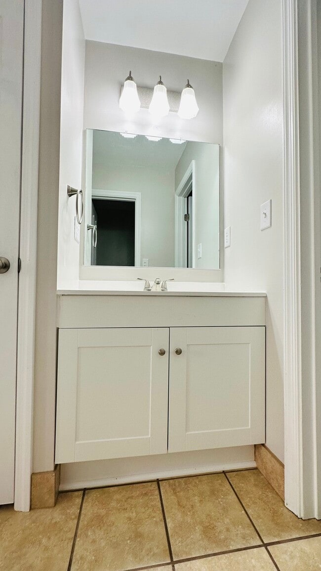 Building Photo - 3 BEDROOM END UNIT TOWNHOUSE FOR RENT IN V...
