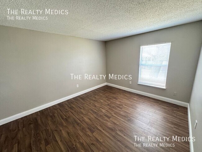 Building Photo - 313 Azincourt Ln