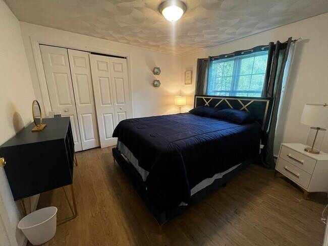 Building Photo - Spacious 2-Bedroom, 1.5-Bath Main-Floor Home in Providence