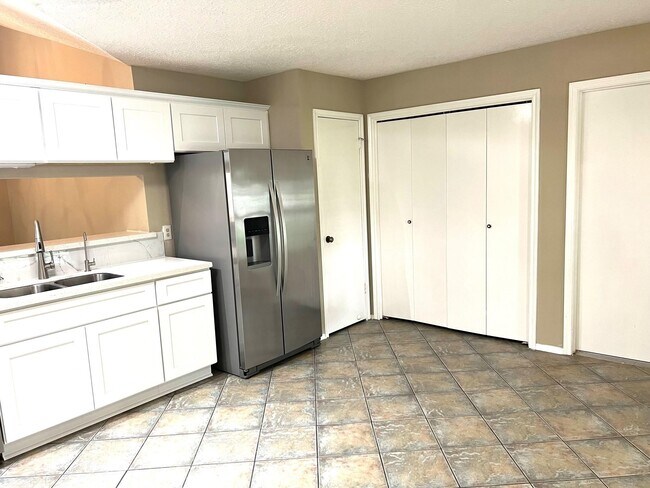 Building Photo - 4007 Lotus Dr