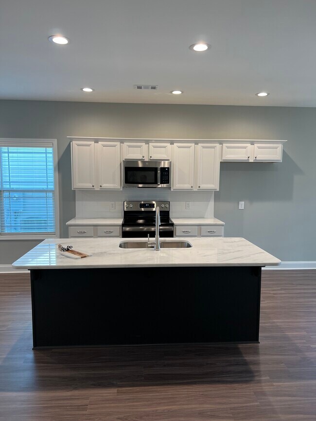 Building Photo - 136 Red Tail Cir