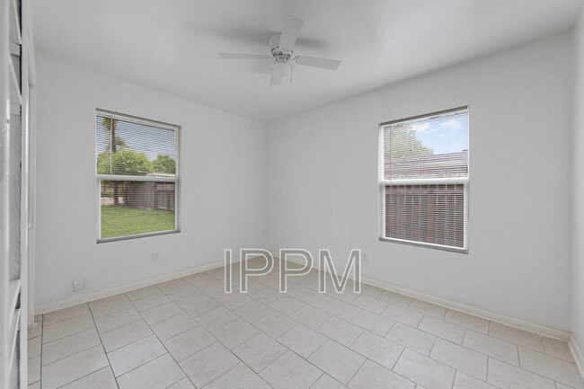 Building Photo - 717 E Jim Hogg Ave
