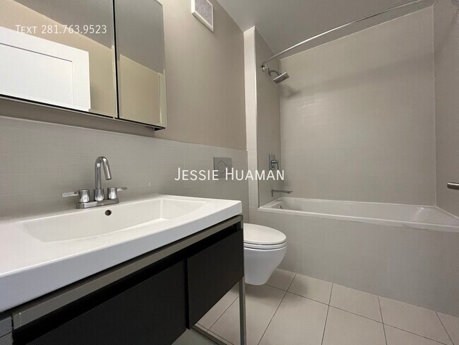 Building Photo - 80 N Moore St