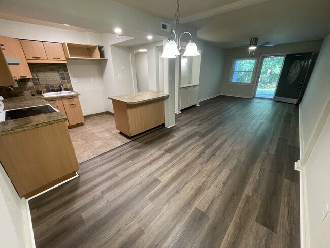Building Photo - 3 bd 1.5 ba Condo