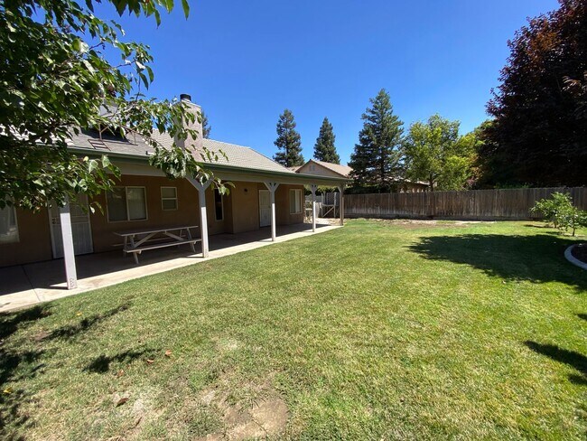 Building Photo - 2643 W Oakridge Ave