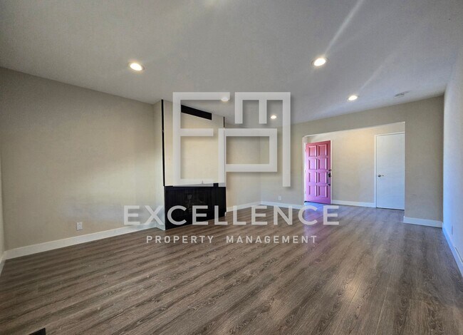 Building Photo - Fabulous 2/2 Duplex with Garage,Cat OK, Patio, Granite Counters and Fireplace