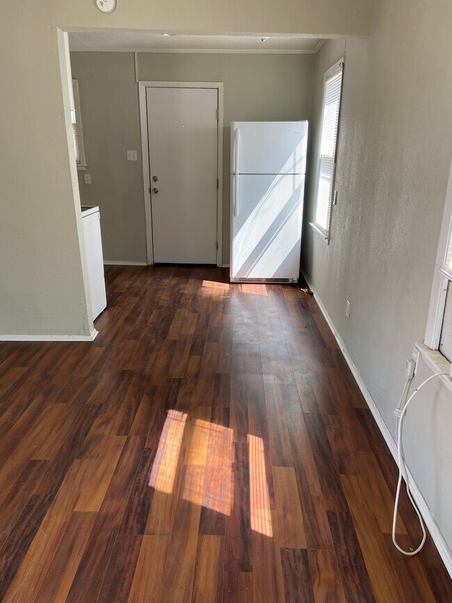 Building Photo - 1305 State St