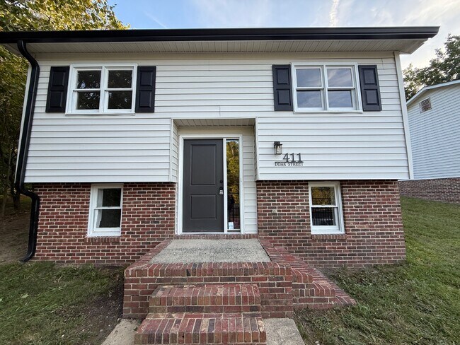 Building Photo - 411 Doak St