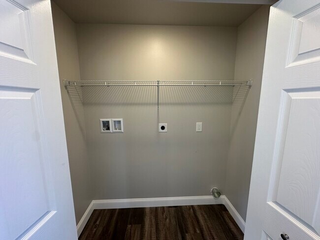 Building Photo - 450 Smokering Dr